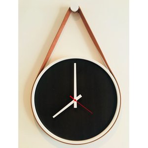 Relógio Decorativo Adnet Branco Alça Corino Caramelo Mostrador Preto Ponteiro Branco 20cm Redondo