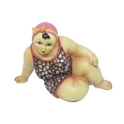 Escultura Banhista Resina Sentada Maiô Mosaico Touca Rosa - 3