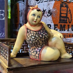 Escultura Banhista Resina Sentada Maiô Mosaico Touca Rosa - 6