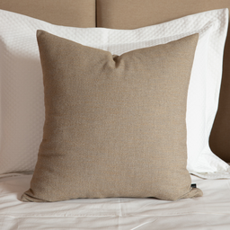 Almofada em Linho Brunello Offwhite com Detalhes Dourada Quadrada:Completa - 2