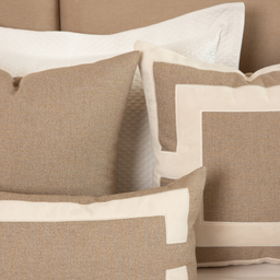 Almofada em Linho Brunello Offwhite com Detalhes Dourada Quadrada:Completa - 3