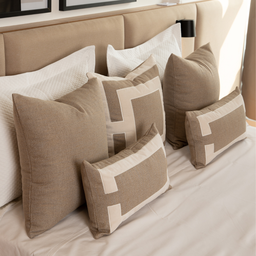 Almofada em Linho Brunello Offwhite com Detalhes Dourada Quadrada:Completa - 4