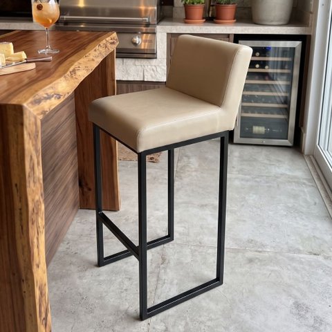 Banqueta Alta Viena Estofada Base Ferro Preta Bancada Cozinha Gourmet Corino Bege Montanaris Decor