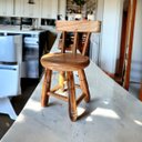 Ver imagem 1 de Kit 2 Banquinhos Envernizados Cadeirinha Encosto Infantil Banqueta Pequena Madeira Maciça Cadeirinha