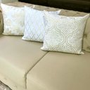 Ver imagem 2 de Kit 4 Capas de Almofadas Luxo Composê Adamascado, Listrado Geométrico e Medalhão Branco e Dourado 45