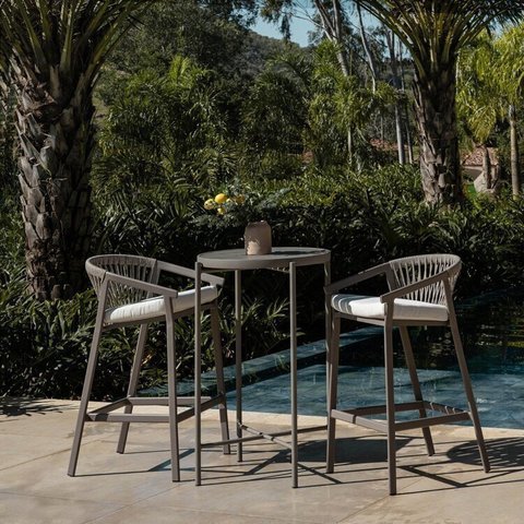 Conjunto Jardim e Varanda 1 Mesa Bistrô 2 Banquetas Refúgio CabeCasa MadeiraOriginals