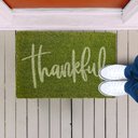 Ver imagem 2 de Capacho de Fibra de Coco Pvc Pintado Thankful Verde 40cm X 60cm