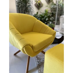 Kit Poltrona Giovana Giratória Ferro e Madeira, Puff Quadrado e Almofadas em Sued Premium: Amarelo - 7