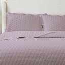 Ver imagem 2 de Kit Cobre Leito Chanel Casal Micropercal 300 Fios Colcha 3 Peças Dupla Face Matelassê Relevo Lavanda