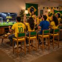 Ver imagem 2 de 4 Banquetas Madeira Copa do Mundo Brasil Estofados Hellen:Mel e Sintetico Amarelo