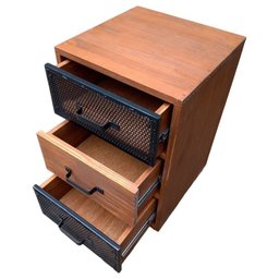 Mesa de Cabeceira Industrial de Madeira Cor Imbuia e Ferro em Preto - 3 Gavetas e 4 Rodízios - 3