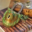 Ver imagem 1 de Cadeado Decorativo de Leão c/ Detalhes Verdes e Chaves em Metal Bronze 8,5x14 cm