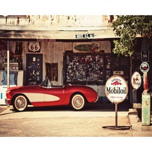 TELA RED AND WHITE CAR IN A GAS STATION COLORIDO 40 X 50 X 1 BTC Decor