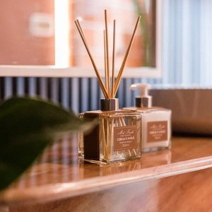 Difusor de Aromas Luxo em Couro Mels Brushes 350ml Cereja e Avelã