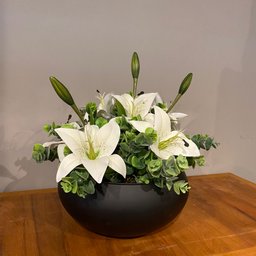 Arranjo Grande Centro de Mesa Lírio Branco Artificial Vaso Preto - 3