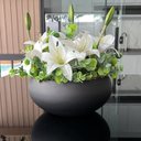 Ver imagem 1 de Arranjo Grande Centro de Mesa Lírio Branco Artificial Vaso Preto