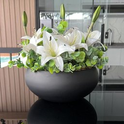 Arranjo Grande Centro de Mesa Lírio Branco Artificial Vaso Preto - 1