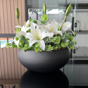 Arranjo Grande Centro de Mesa Lírio Branco Artificial Vaso Preto