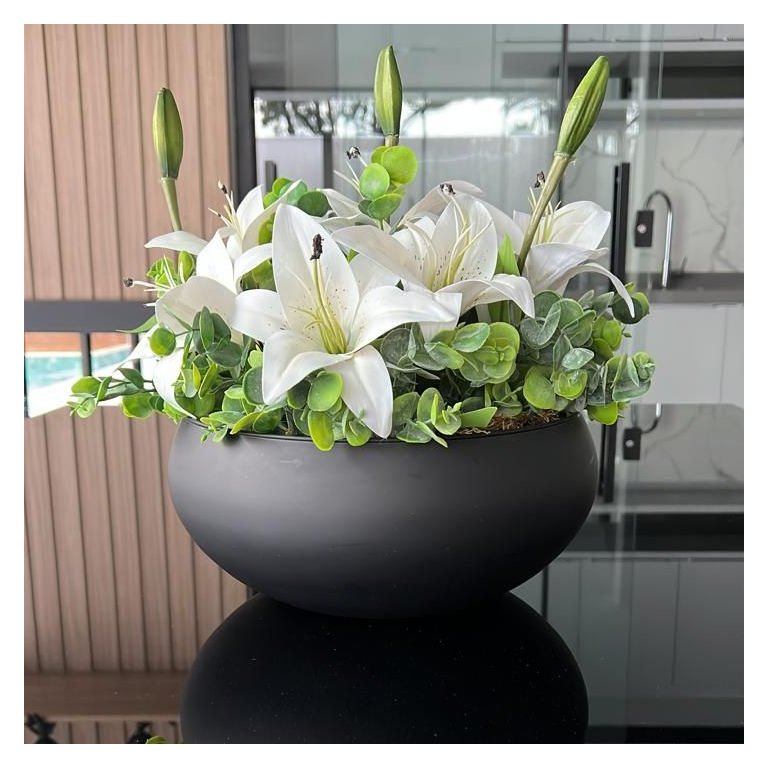 Arranjo Grande Centro de Mesa Lírio Branco Artificial Vaso Preto