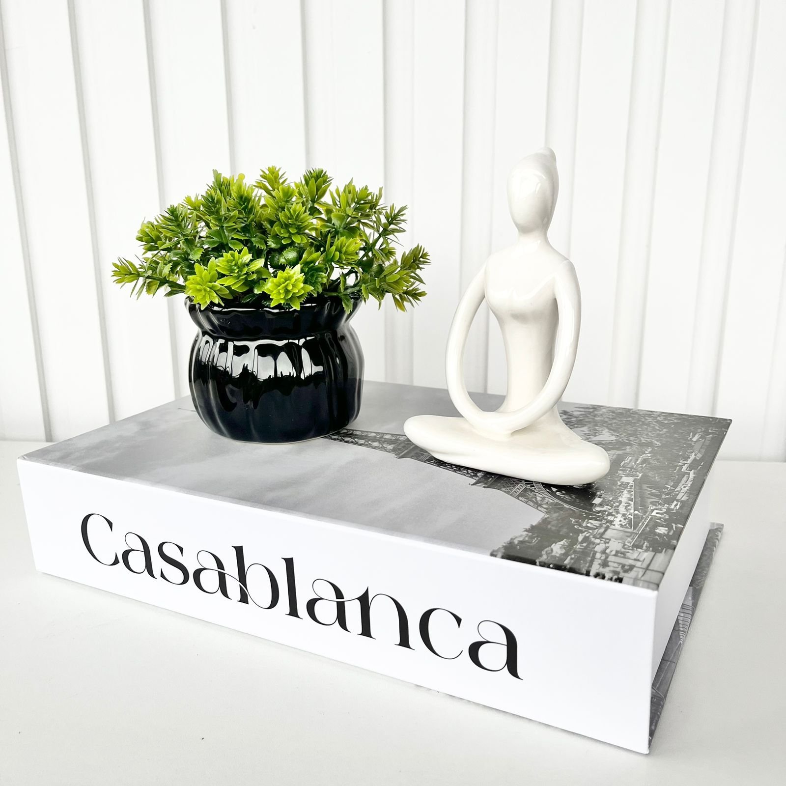 Decoração sala livro caixa + vaso preto + escultura mulher - 2