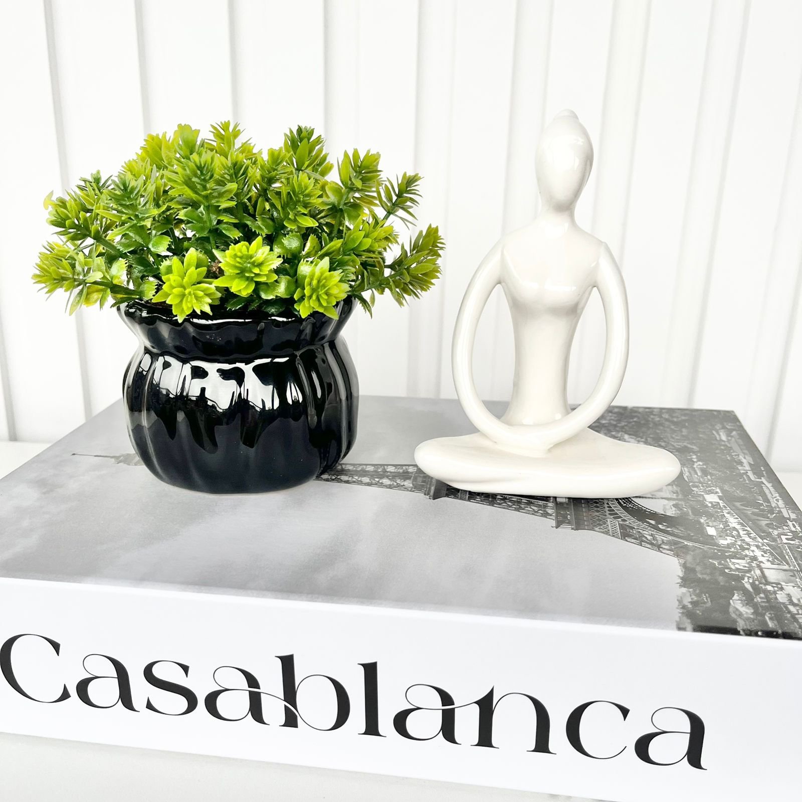 Decoração sala livro caixa + vaso preto + escultura mulher - 4