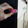 10 Trava Gaveta Fogão Armário Segurança Protetor Etc Bebe Jm suportejm Kit Travas Gaveta Armário Seg - 4