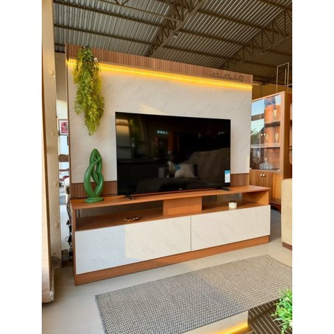 Rack Home Painel Estante TV até 70 pol Mármore/Ripado Iluminação LED