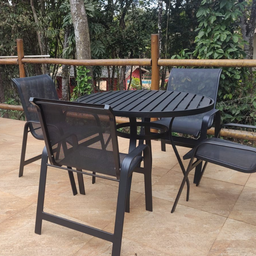 Conjunto Lótus com Mesa 80cm Ripada + 4 Poltronas + Ombrelone 2,40m com Base - Preto - 8