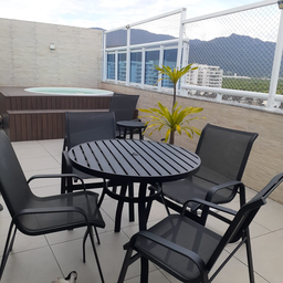 Conjunto Lótus com Mesa 80cm Ripada + 4 Poltronas + Ombrelone 2,40m com Base - Preto - 9
