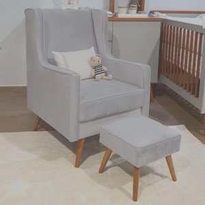 Poltrona Amamentação Aquila Pé Palito com Puff em Madeira Veludo Cinza Claro