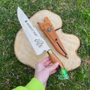 Ver imagem 2 de Faca Churrasco 9” Partial Tang Inox 420c Cabo Híbrido Madeira e Resina Detalhe de Isca com Bainha