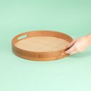 Ver imagem 4 de Bandeja Redonda de Bambu 35cm com Alça Palha Xadrez Multiuso - Oikos