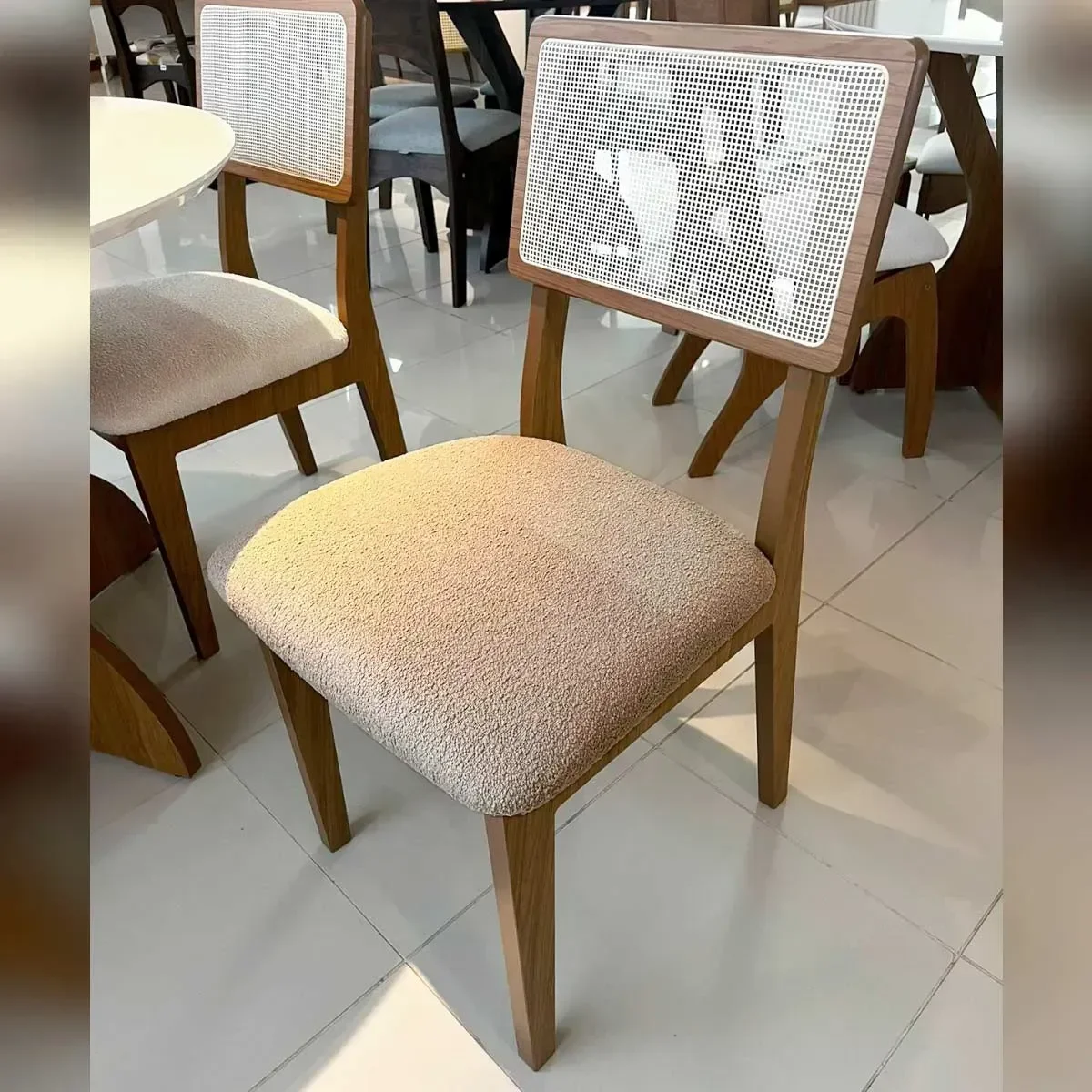 Ver imagem 4 de Kit 2 Cadeiras Estofadas Encosto Telado Estrutura 100% MDF Bolonha Cinza/Freijó/Cesare Escuro