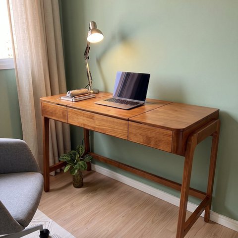Mesa Escrivaninha Home Office em Pinus Maciço com Gaveta, Tampo Articulado e Passa Cabos 125,6x78cm