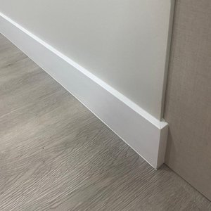 Rodapé de Poliestireno Slim 10cm x 10mm Liso 2,4 Metro Linear
