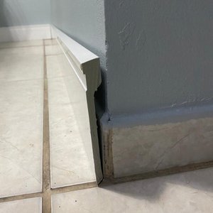 Rodapé de Poliestireno 12cm x 15mm Sobrepor Frisado 2,4 Metro Linear