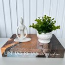 Ver imagem 4 de Decoração livro fake + vaso cachepot branco + enfeite mulher