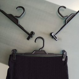 Cabide com Presilha Preto de Plástico para Saias Bermudas Calças Lojas Expositor - 5