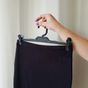 Ver imagem 3 de Cabide com Presilha Preto de Plástico para Saias Bermudas Calças Lojas Expositor