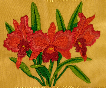 Toalha bordada de Rosto 3 Orquídeas e Barrinha. Cor Amarelo. Dohler Artesanalle - 4