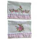 Ver imagem 1 de Jogo de Toalhas Bordadas Lavabo De Mão Estampa: Ramalhete e Rosas. 2 peças, Cor: Branco. Marca Dohle