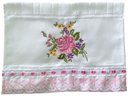 Ver imagem 2 de Jogo de Toalhas Bordadas Lavabo De Mão Estampa: Ramalhete e Rosas. 2 peças, Cor: Branco. Marca Dohle