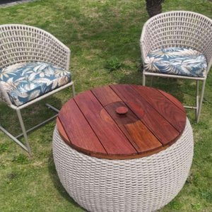 CONJUNTO DE POLTRONAS JASMIN COM MESA CHAMPANHEIRA - Tecido Palmares Petróleo