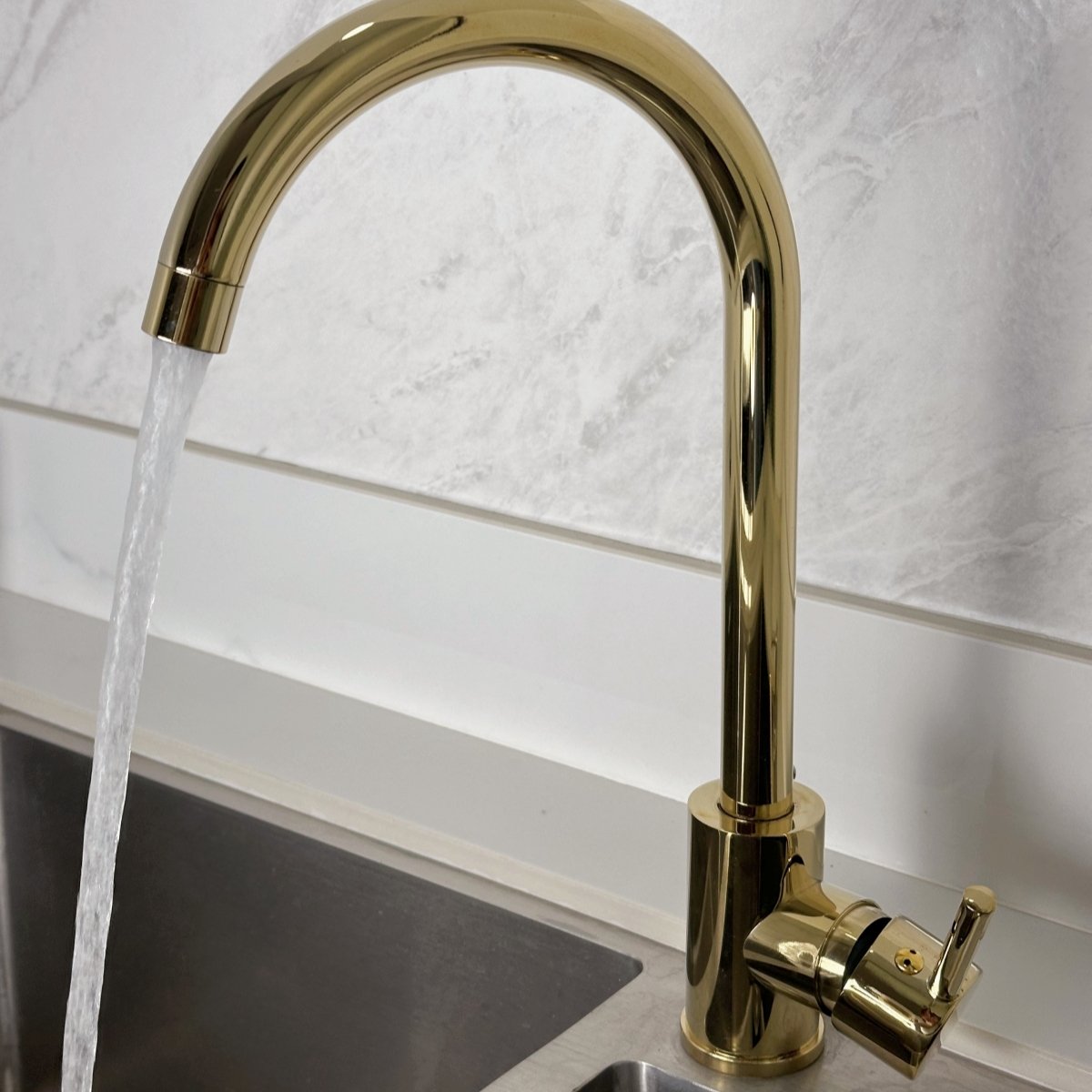 Torneira Misturador Monocomando Dourada de Cozinha Bancada | MadeiraMadeira