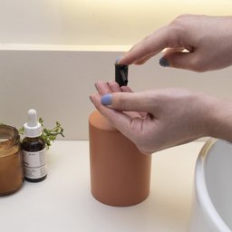 Porta sabonete líquido de resina minimal terracota - Oikos - 6