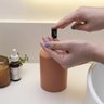 Porta sabonete líquido de resina minimal terracota - Oikos - 6