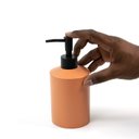 Ver imagem 2 de Porta sabonete líquido de resina minimal terracota - Oikos