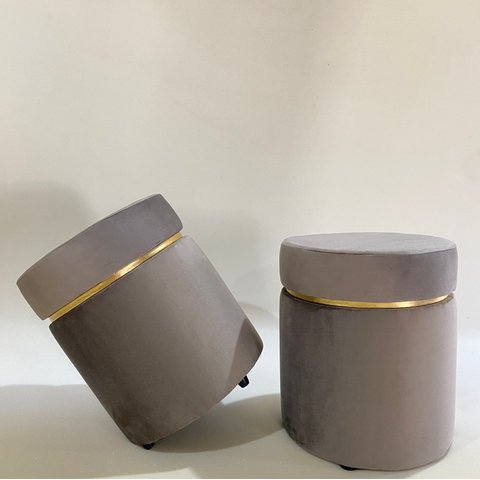 Kit 2 Puff Veludo Cinta Dourada:cinza