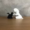 Escultura Decorativa Menina e seu Gato Pequena Vegras Cacheado Branco - 1
