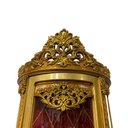 Ver imagem 4 de Cristaleira Clássica Dourada com Capitonê Vermelho 205x80x40cm